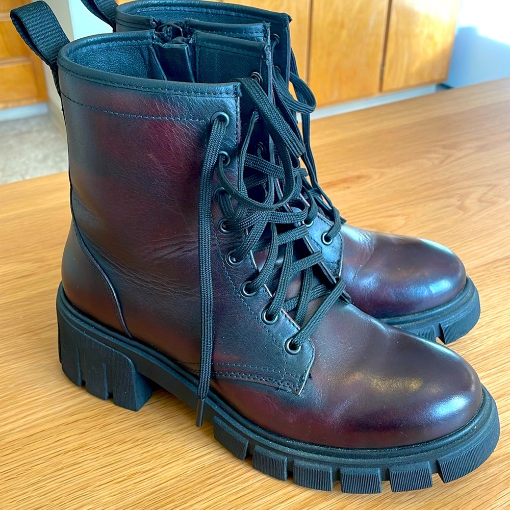 Women’s Chelsea’s Boots Size 8